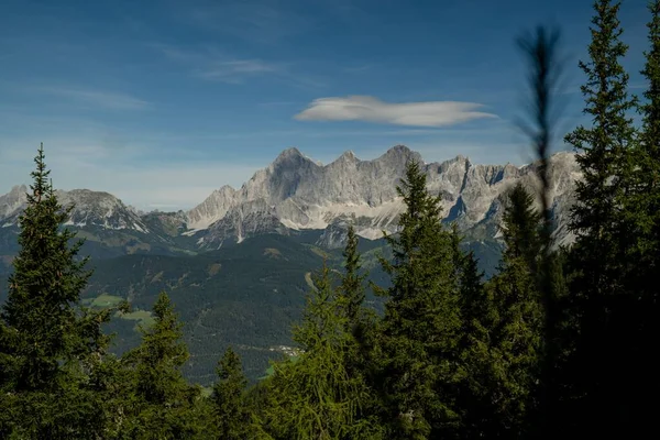 Zdjęcie Powietrza Skalistych Szczytów Gór Pokrytych Śniegiem Wiecznie Zielonymi Świerkami — Zdjęcie stockowe