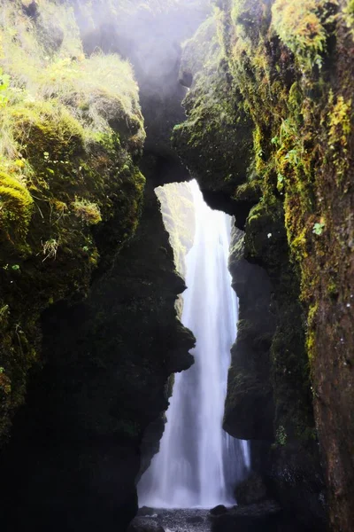 Водопад Окруженный Скалами — стоковое фото