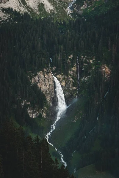 Eine Schöne Nahaufnahme Eines Wasserfalls Der Durch Die Bergklippe Fließt — Stockfoto