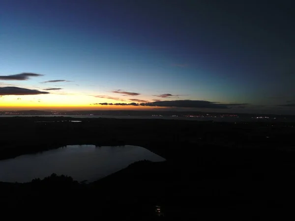 Luftaufnahme Eines Dunklen Abends Über Einem Teich Mit Strahlend Blauem — Stockfoto