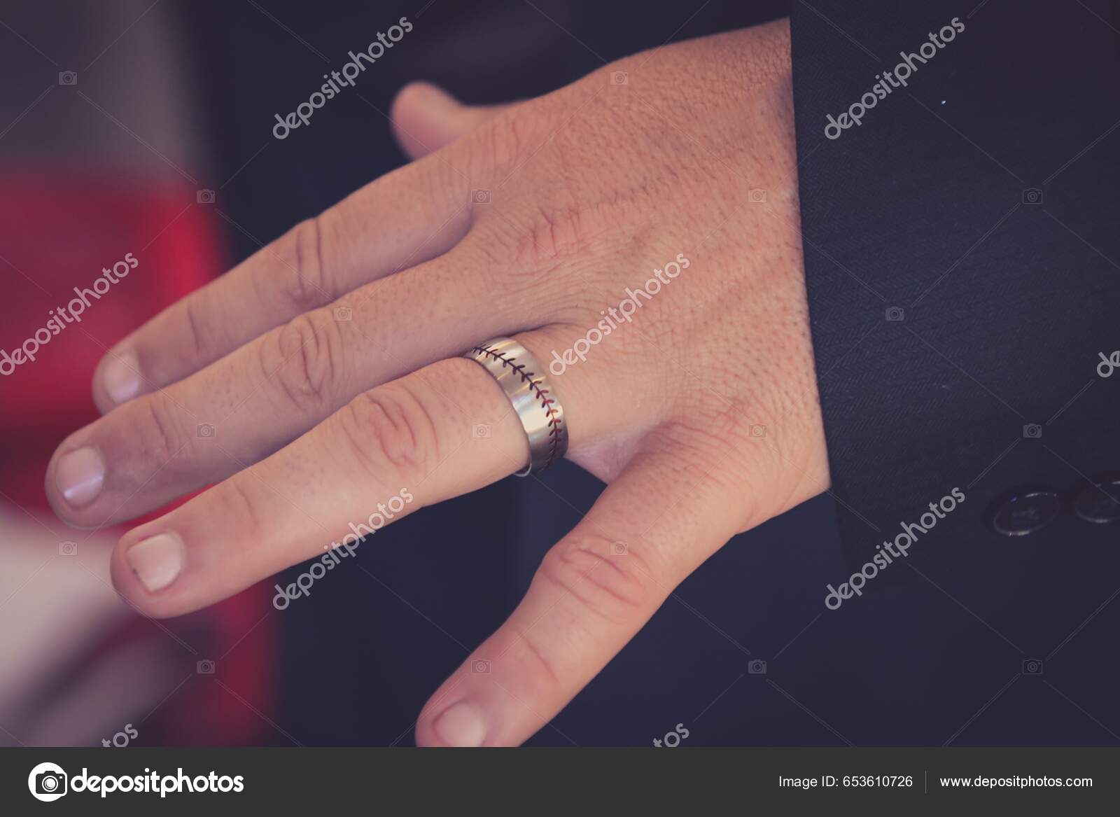 Χέρι Ενός Άντρα Δαχτυλίδι Στο Δάχτυλο Του Δαχτυλιδιού Του — Φωτογραφία  Αρχείου © wirestock_creators #653610726