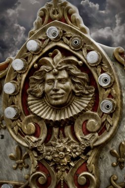 Bronz süslemenin ışıklarla dikey çekimi