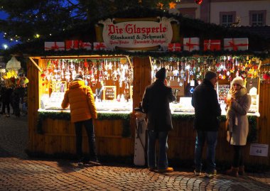 Almanya 'nın Darmstadt kentindeki bir Noel pazarından güzel Noel ışıkları alan insanlar.