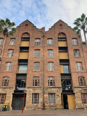 Polikrom tuğla ve kumtaşından yapılmış eski bina, ofis alanı olan depo.