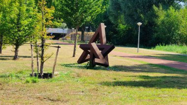 Moskova 'daki Park Sadovniki' de bir yıldız heykeli. Etrafı bitkilerle çevrili.