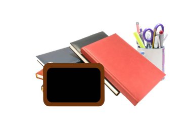 Not defterleri ve ofis malzemeleri boş beyaz bir arkaplanda izole edilmiş.