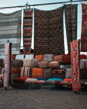 Fas halılarının dikey bir görüntüsü. Açık hava pazarında geleneksel desenleri var.