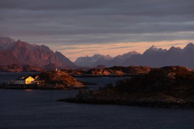 Norveç 'in Lofoten adaları ve dağları üzerinde güzel bir günbatımı.