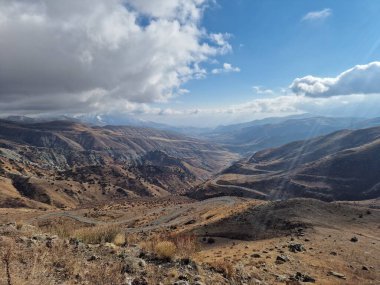 Tepelerdeki ıssız bir vadinin manzarası.