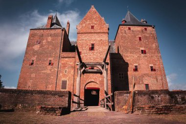 Hollanda 'daki tarihi ortaçağ Loevestein Kalesi' nin önü.