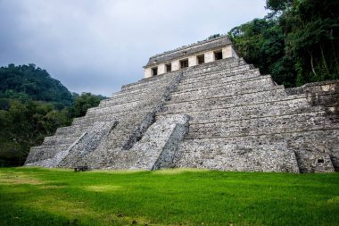 Palenque harabelerinin ve Meksika 'daki mavi gökyüzünün altındaki piramitlerin manzarası.