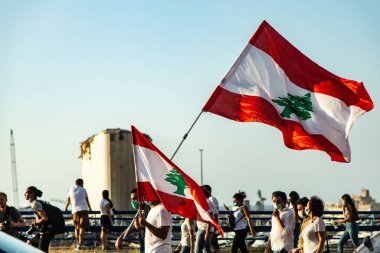 2020 'de Beyrut' taki liman patlamasının birinci anma töreninde protestocular