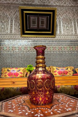 Masanın üzerinde renkli cam bir vazonun yakın çekimi.