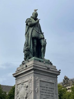 Den Haag heykelinde Standbeelden van Willem van Oranje dikey alçak açılı, temiz bir arka plan.