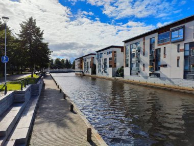 Su kanalı boyunca modern yerleşim yerlerinin manzarası