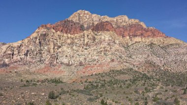 Gündüz vakti Kızıl Kaya Kanyonu 'ndaki kayalık bir dağın yakınındaki ulusal koruma alanında.