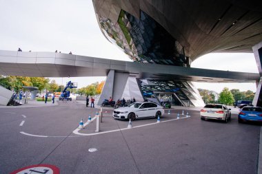 BMW Welt Müzesi 'nin Münih, Almanya' daki garaj girişinin geniş açılı bir görüntüsü.