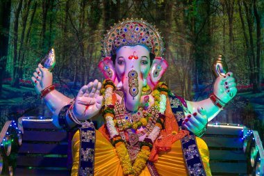 Ganesh Çatur için Mumbai 'de bir mandalda ibadet edilen Tanrı Ganesha' nın idolü.