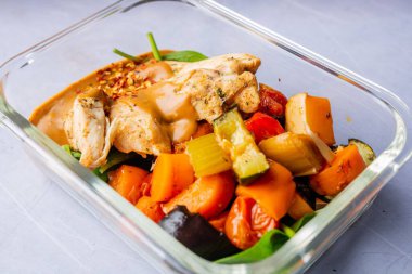 Cam tabakta soslu ve sebzeli ızgara tavuk.