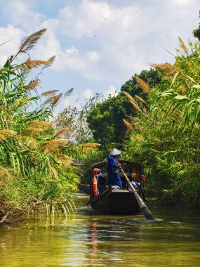 Shajiabang Milli Parkı 'nda tekneye binen bir adamın dikey görüntüsü.