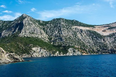 Amaliapoli 'den Yunanistan' daki Skiathos adalarına giderken mavi denizin güzel bir görüntüsü.