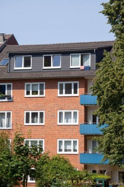 Almanya 'nın kuzeyinde, Kiel, Holstein eyâletinde, tuğladan bir binanın geniş bir görüntüsü.