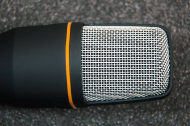 Profesyonel bir kardiyot yoğunlaştırıcı mikrofonun yakın çekimi.