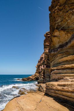Tunus 'un Korbous kıyısındaki kaya oluşumlarının dikey çekimi.