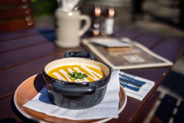 Balkabağı çorbasının yakın plan görüntüsü