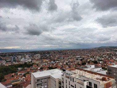 Yoğun binaların üzerindeki ağır gri bulutlar