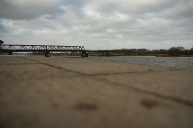 Almanya 'da Elbe Nehri üzerinde bulutlu bir günde bir köprü görüntüsü