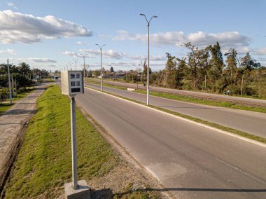 Yolda hız radarı var.