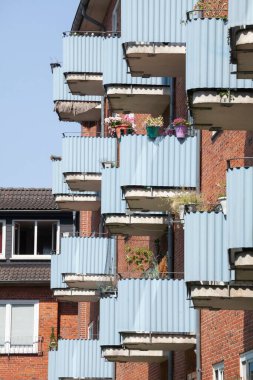 Almanya 'nın kuzeyinde Schleswig-Holstein eyâletinde, Kiel' deki tuğladan bir binanın balkon görüntüsü.