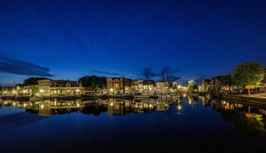 Hollanda 'nın hava manzarası. Geceleri binalarla çevrili.