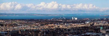Güneşli bir günde Edinburgh 'un panoramik bir şehri.