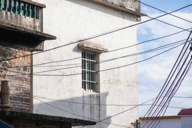 Eski bir apartman cephesi.