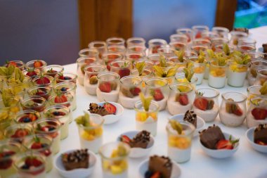 Masadaki tatlı büfesinin seçici odak noktası.