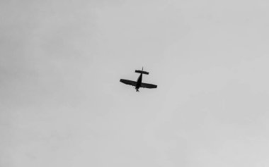 Gökyüzünde uçan bir uçağın alçak açılı görüntüsü.