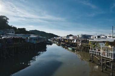 Tai O, Hong Kong 'da mavi gökyüzünün altında güzel bir nehir manzarası.