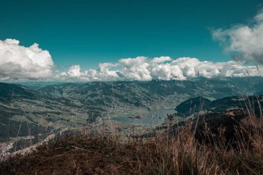 Rigi Scheidegg 'den dağlardaki göle manzaralı bir manzara.