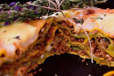 Lazanyanın tüm malzemelerini gösteren yakın plan bir fotoğrafı.