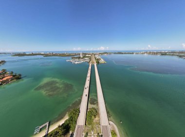 Denizin karşısındaki yolların hava manzarası. Saint Armands Key, Sarasota, Florida, ABD.