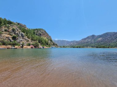 Türkiye 'nin Mugla kentindeki Marmaris kasabasındaki Akdeniz Kıyısı' nın manzaralı bir görüntüsü
