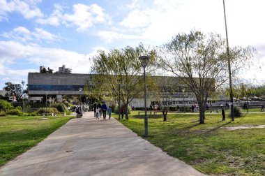 Bir grup turist Arjantin 'deki Parana nehir akvaryumuna doğru yürüyorlar.