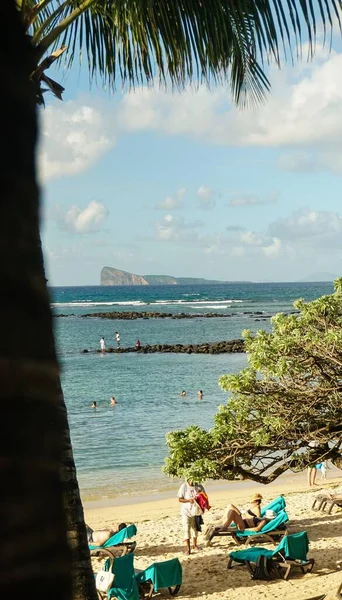 Вертикальный Снимок Пляжа Людьми Лежащими Пляжном Шезлонге Маврикии Гран Бейе — стоковое фото