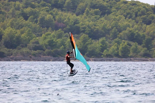 Hombre Surfeando Olas Contra Una Costa Verde —  Fotos de Stock
