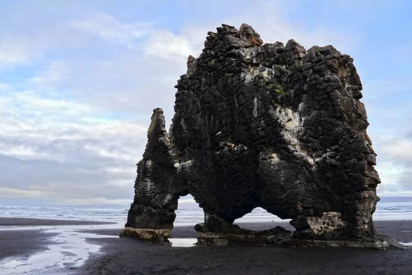 アイスランドのビーチでの岩の形成の空中ビュー — ストック写真