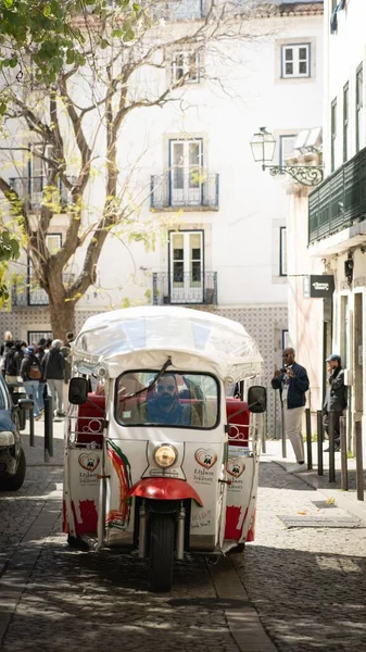 Вертикальный Снимок Транспортного Средства Туков Едущего Переполненным Улицам Лиссабона — стоковое фото