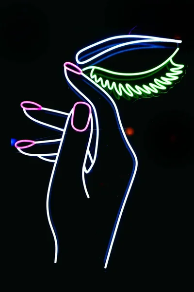 在西班牙马德里 一只雌性手和一只闭着眼睛的沙龙的霓虹灯标志的垂直照片 — 图库照片