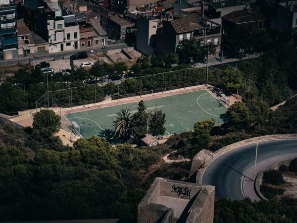 스포츠 건물들로 둘러싸여 각도의 — 스톡 사진